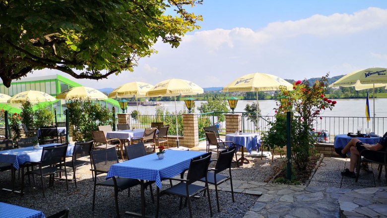 Guest garden on the terrace with a view of the Danube, &copy; Wachauerhof