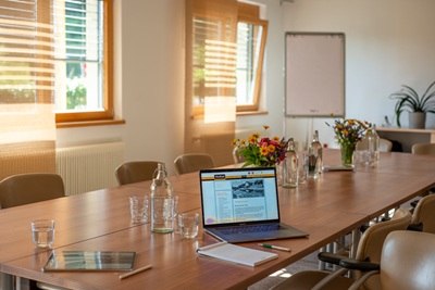 Seminar table with laptop, © Thomas Vostandlechner